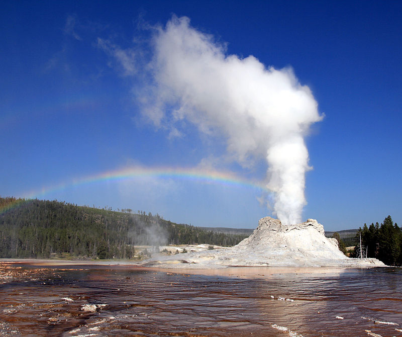 Steam phase eruption of Castle Geyser demonstrates primary and secondary rainbows and Alexander’s band in Yellowstone National Park – Brocken Inaglory – CC BY-SA 3.0
