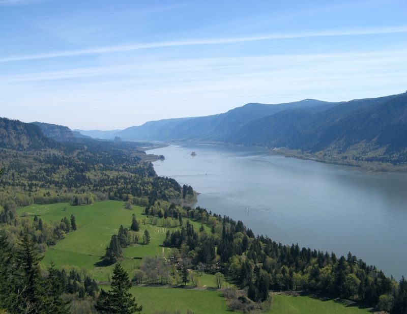 The Columbia River Gorge facing east toward Beacon Rock – Author: etliebe