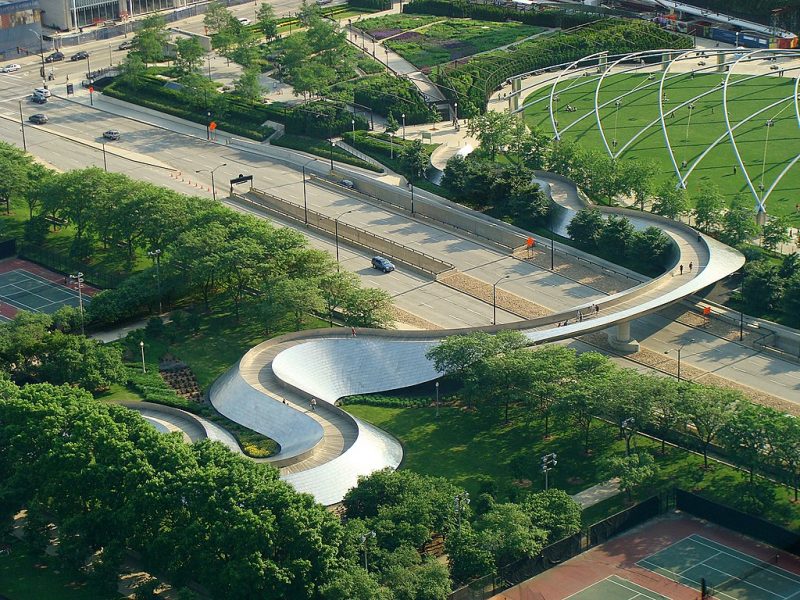 The serpentine BP Pedestrian Bridge is architect Frank Gehry’s first bridge – Author: Torsodog – CC BY-SA 3.0