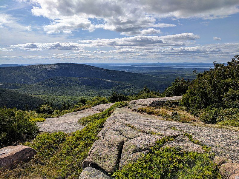 A view of Acadia National Park from Blue Hill Overlook – Author: Nafsadh – CC BY-SA 4.0