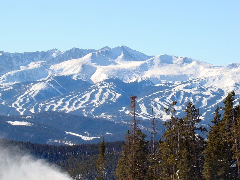 View of Breckenridge Ski Area from the west peak of Dercum Mountain – Author: Ahodges7 – CC BY-SA 3.0