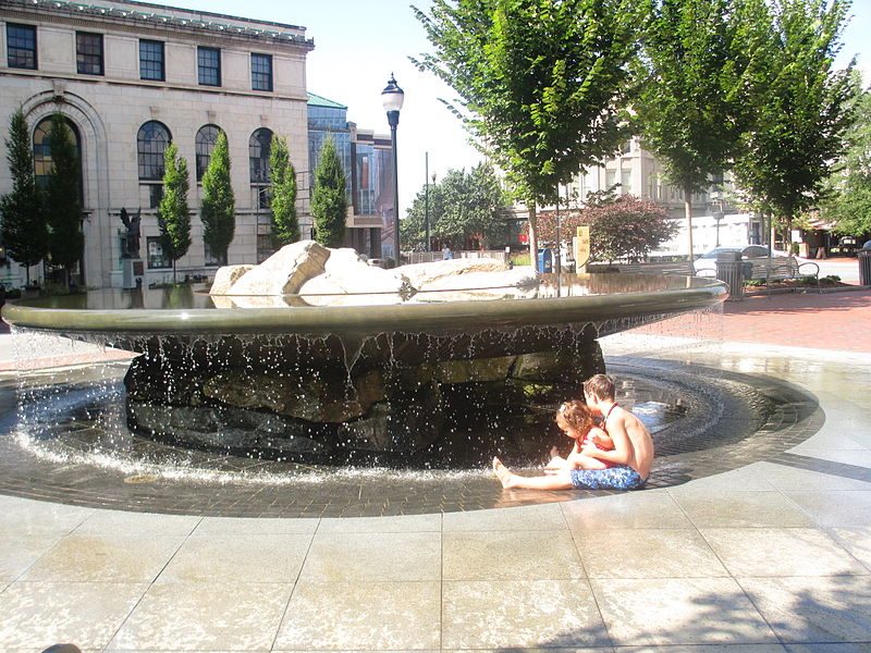 Children cool off in the fountain in Pack Square in Asheville – Author: Billy Hathorn – CC BY-SA 3.0