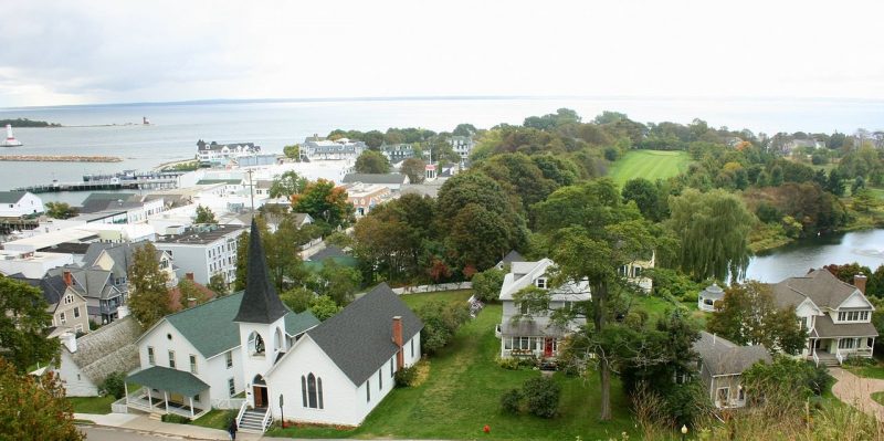 A view of the island from atop Fort Mackinac – Author: Bardya – CC BY-SA 3.0