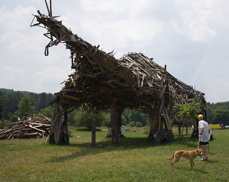 Vermontasaurus sculpture in Post Mills, Vermont – Author: HopsonRoad – CC BY-SA 3.0