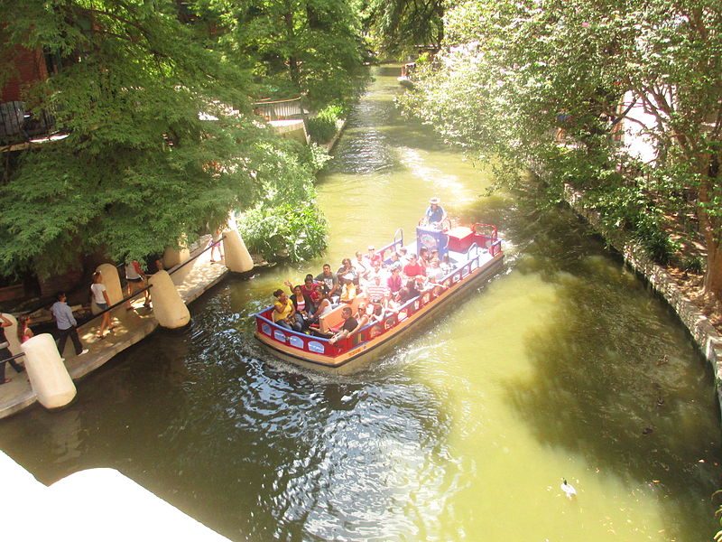 Boat with sightseers on the San Antonio River – Author: Billy Hathorn – CC BY-SA 3.0