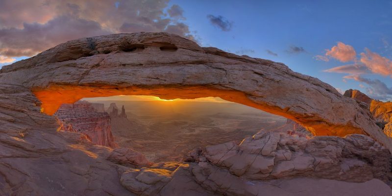 Mesa Arch at sunrise, Island in the Sky district – Author: snowpeak -CC-BY 2.0