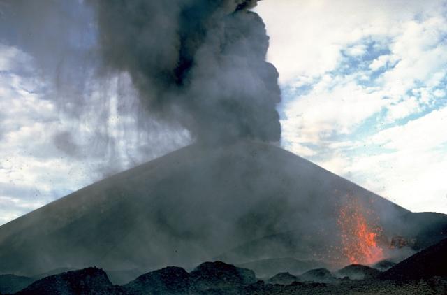 The eruption of Cerro Negro in 1968 – Author: William Melson