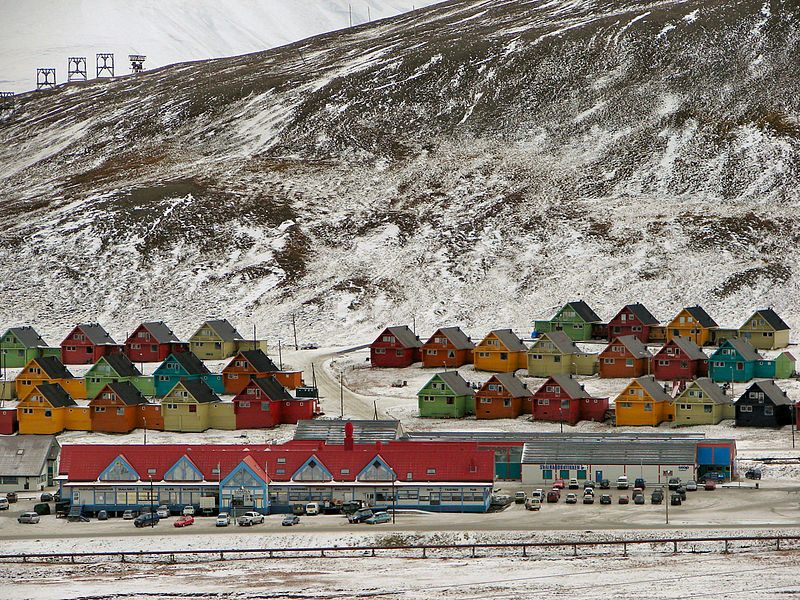 The town center of Longyearbyen – Author: Bjørn Christian Tørrissen – CC BY-SA 3.0