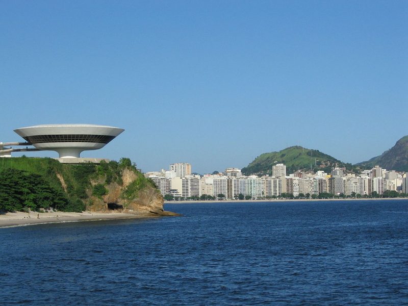 In the foreground, to the left, the Museum of Contemporary Art of Niterói. In the background, Icaraí Beach – Author: Phx de – CC BY-SA 2.5