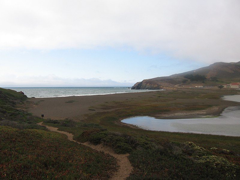 Rodeo Beach with buildings of Fort Cronkhite visible – Author: Kayamon – CC BY-SA 3.0