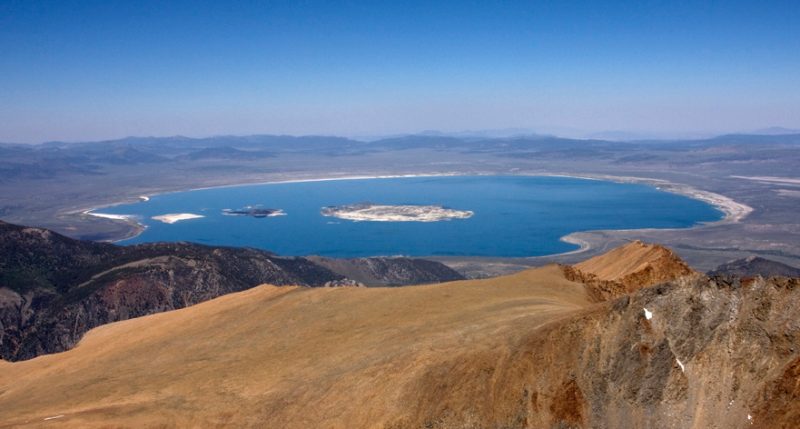 Mono Lake viewed from the summit of Mount Dana – Author: clr_flickr – CC BY 2.0