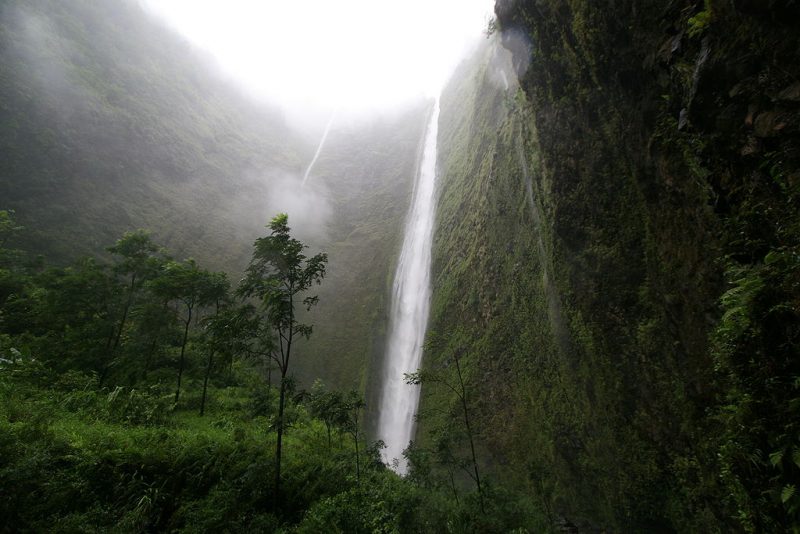 Waterfalls at the back of Waipio Valley – Author: Paul Hirst – CC BY-SA 2.5