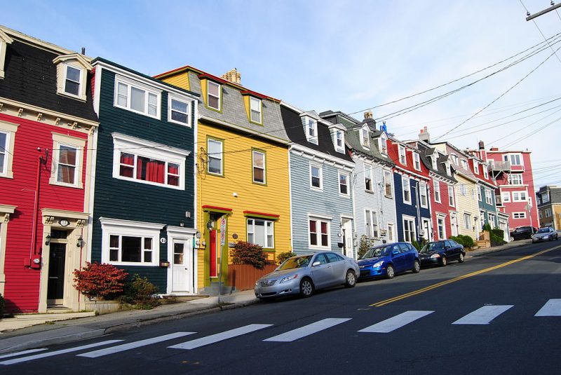 Houses in St. John’s are typically painted in bright colors – Author: Paul – CC-BY 2.0