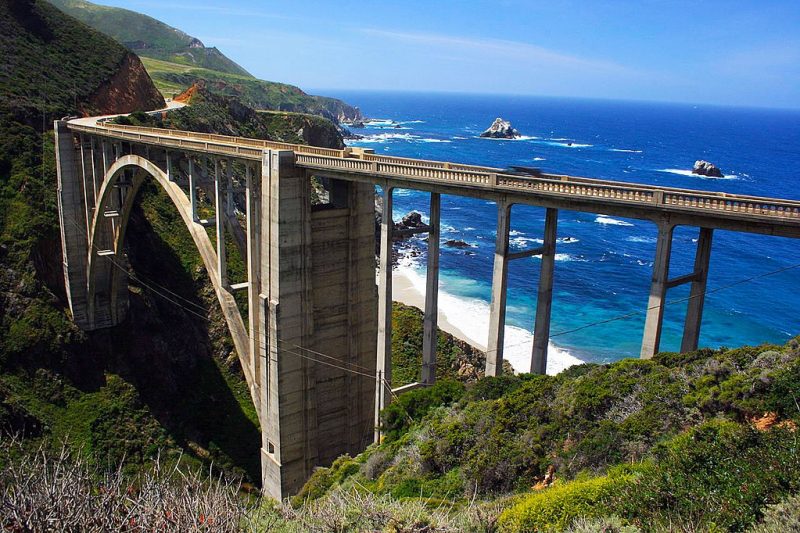 This veiw of the Bixby Creek Bridge from the northeast shows how impressive it is – Author: Ian McWilliams – CC-BY 2.0