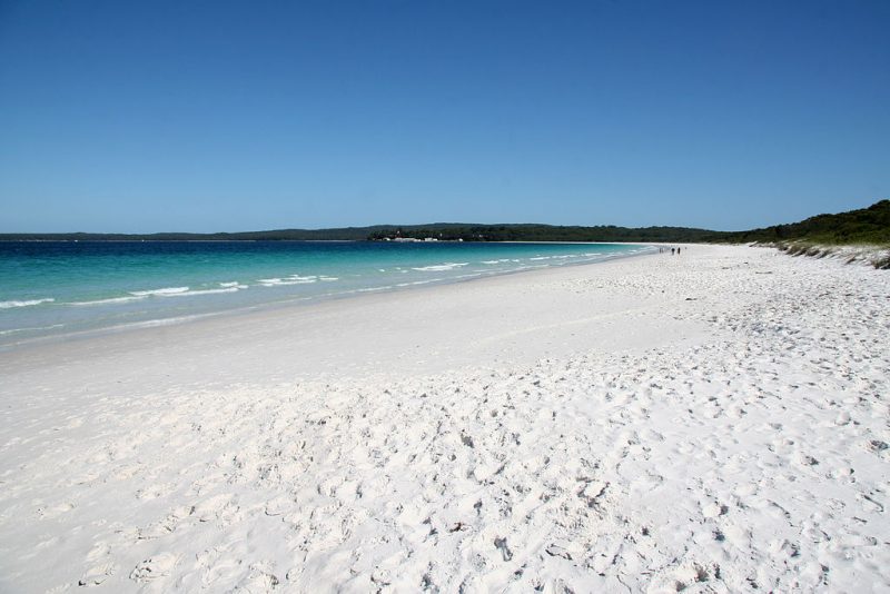 Hyams Beach at Jervis Bay, New South Wales, Australia is very popular – Author: Dave Naithani – CC BY-SA 3.0