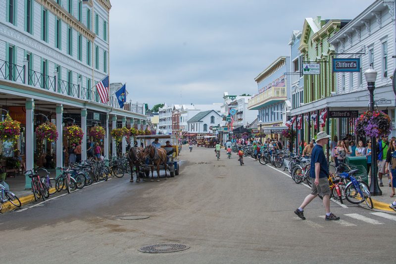 Mackinac Island’s main street, looking west. Transportation on the island is by horse, bike, or foot – Author: n8huckins – CC BY-SA 4.0