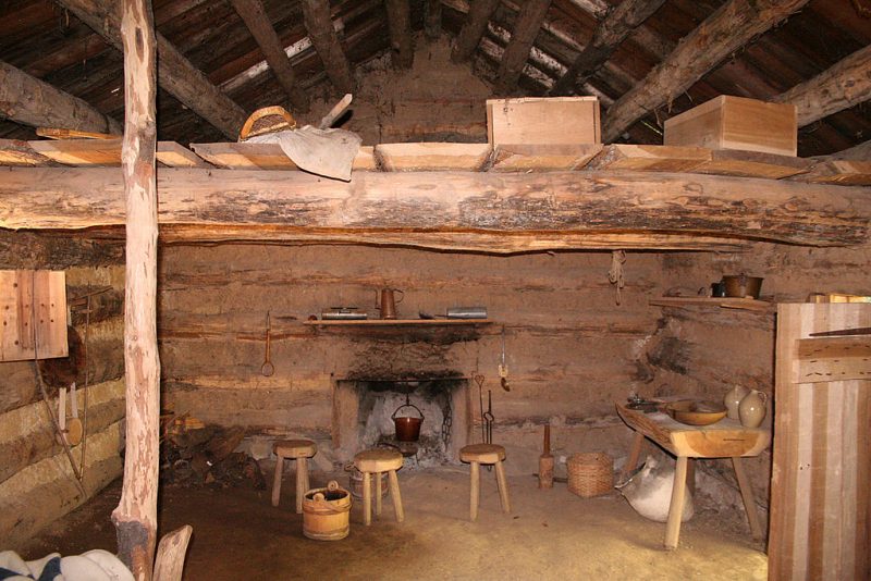 Early North American settlers from Europe often built crude houses in the form of log cabins – Author: Tysto – CC BY 2.5