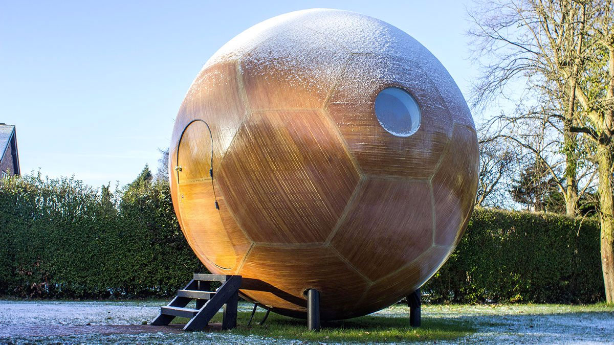 Правильная форма шара. Круглый домик. Дом шар. Здание в виде шара. Необычный дом.