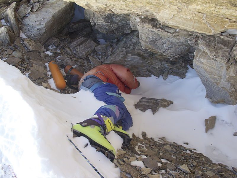 Photo of “Green Boots” taken by an Everest climber – Author: Maxwelljo40 – CC BY-SA 3.0