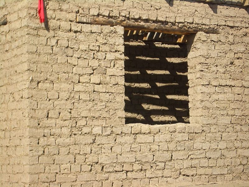 Adobe brick houses are easy to put up – Author: Vmenkov – CC BY-SA 3.0