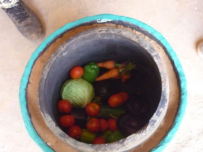 A clay pot cooler filled with vegetables is an effective method of refrigeration – Author: Peter Rinker – CC BY-SA 3.0