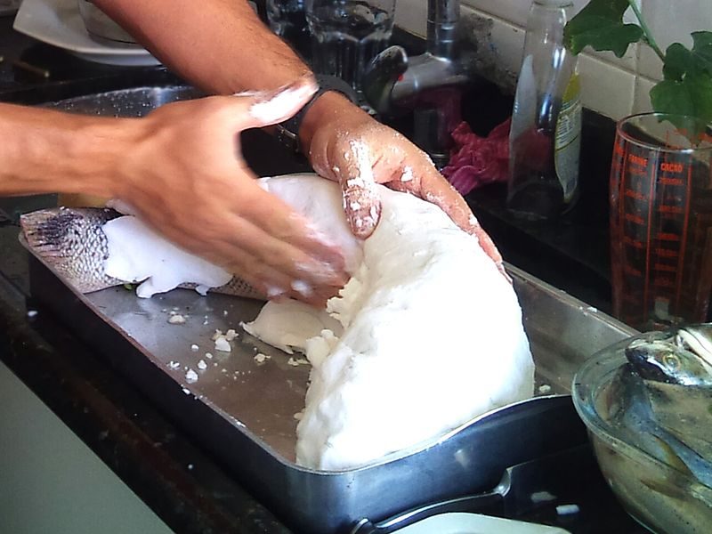 Fish gets coated in a salt crust to begin with – Author: Alberto – CC BY 2.0