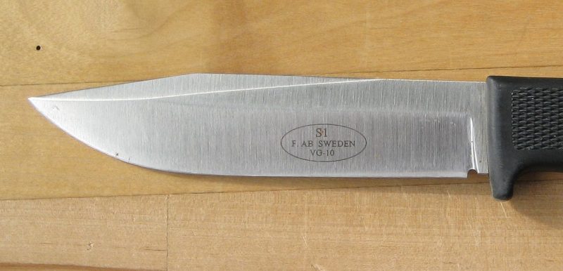 Fallkniven S1, first production stamp – Author: Nicklasodh – CC BY-SA 4.0
