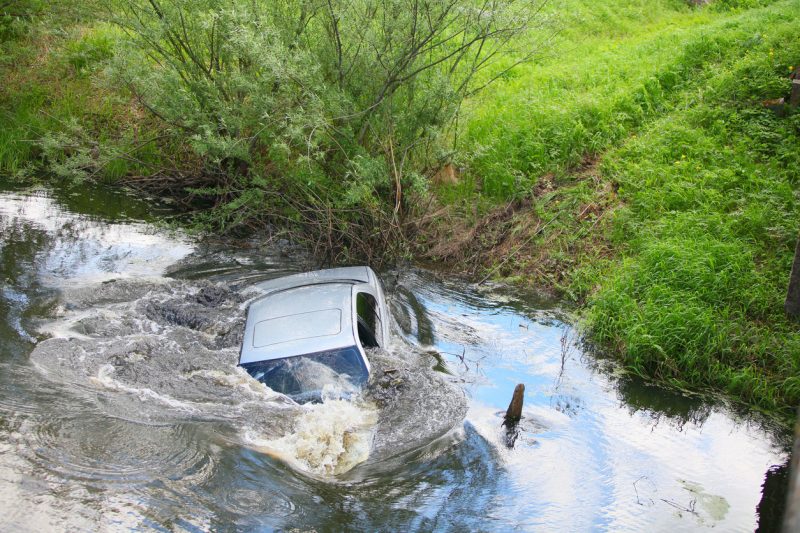 400 vehicles and their drivers end up submerged in North America per year