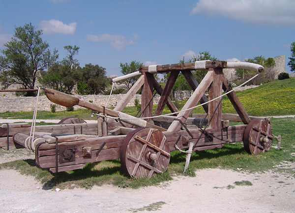 Replica of a Petraria Arcatinus catapult  – Author: Vonmangle~commonswiki – CC BY-SA 3.0