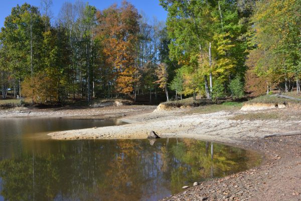 Tents are available at Shenandoah River but you can also bring your own gear and tents too, of course. You can pitch your tents in places like this right by the water.