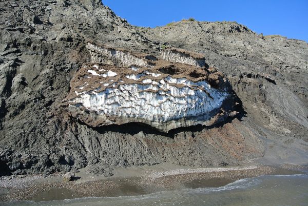 Permafrost and ice in Herschel Island. Boris Radosavljevic CC BY 2.0