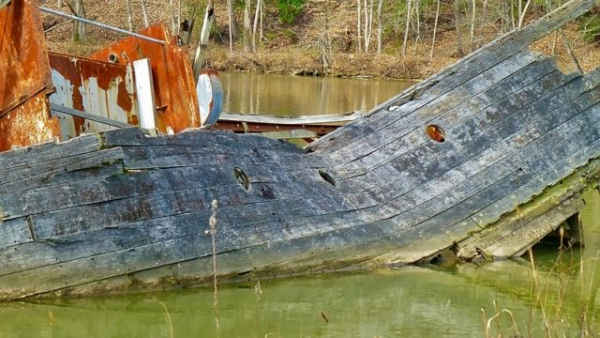 Close-up of an abandoned vessel/ Author: F Delventhal CC BY 2.0