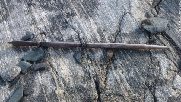 Distaff: Distaff made from birch, radiocarbon-dated to c. AD 800. From the pass area at Lendbreen. A similar distaff has been found in the Oseberg viking ship burial. Photo: Espen Finstad, secretsoftheice.com.