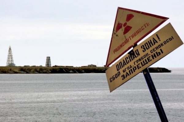 A sign of Novaya Zemlya, a former nuclear test zone and naval nuclear dumping area, warns of radiological dangers, (Photo: Thomas Nilsen)
