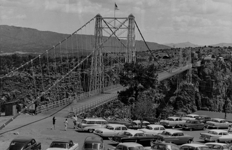 Multiple cars parked along the entrance to the Royal Gorge Bridge