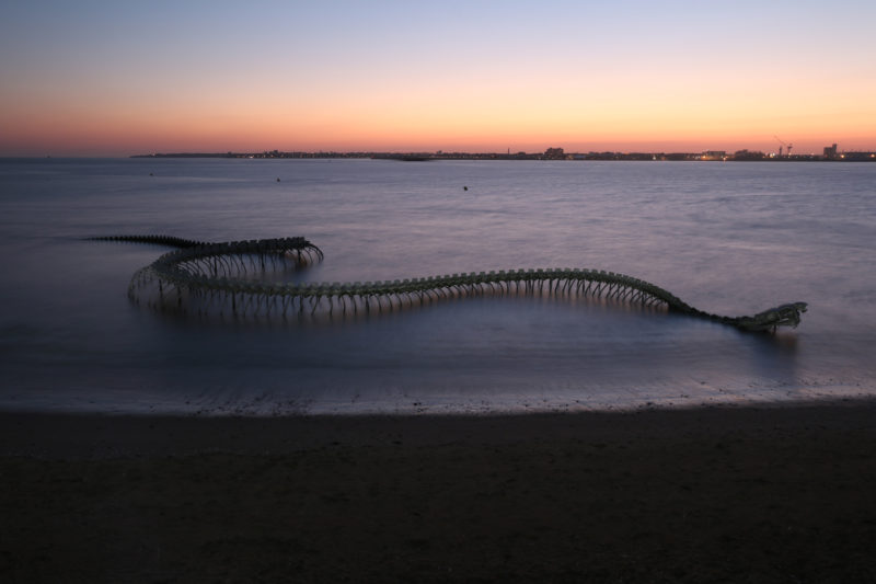 Serpent d'océan sculpture at sunset