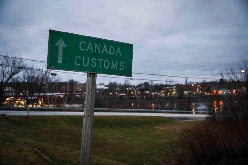 Street sign reading "CANADA CUSTOMS"