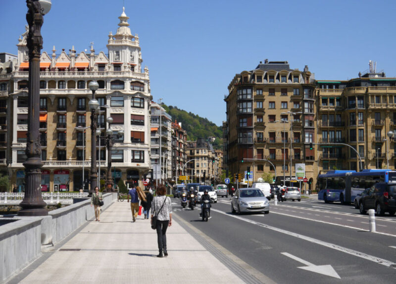 Tourists and vehicles crossing the Santa Catalina Bridge in San Sebastián